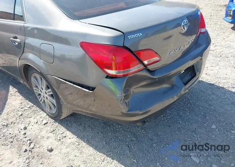 2005 Toyota Avalon Limited z USA, uszkodzony, nr VIN 4T1BK36B85U026077